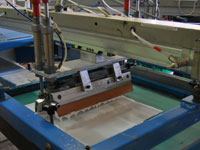 Fase di stampa serigrafica